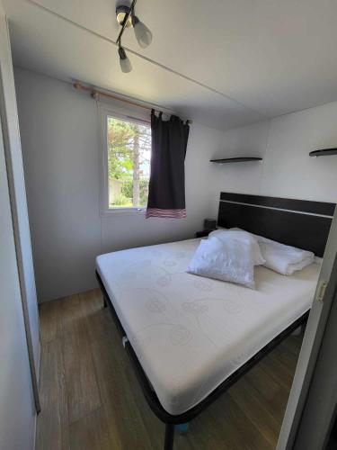 un lit dans une petite pièce avec une fenêtre dans l'établissement Vidil home, à Saint-Remèze