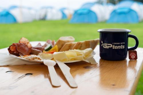 Jídlo v luxury tent nebo okolí