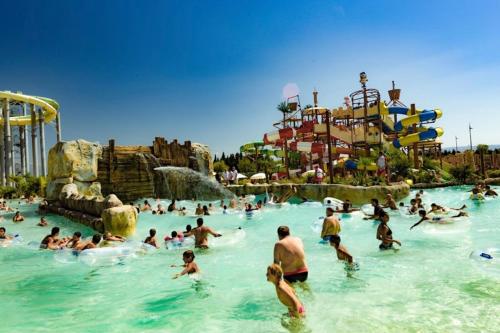 a group of people in the water at a water park at Domaine Les feuilles de Chêne in Carpentras