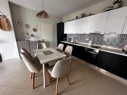 ครัวหรือมุมครัวของ Palms Apartment