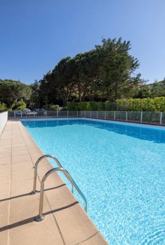 - une piscine bleue avec une barre de maintien en métal dans un complexe dans l'établissement Prestigious apartment in Cannes, à Cannes