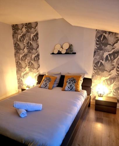 - une chambre dotée d'un lit avec deux lumières dans l'établissement New Triplex Casanna Vieille Ville, à Pont-à-Mousson