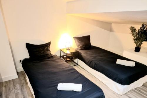 Giường trong phòng chung tại New Triplex Casanna Vieille Ville