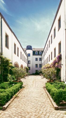 a cobblestone street in front of a building at Hofgarten 1824 Hotel garni in Dresden