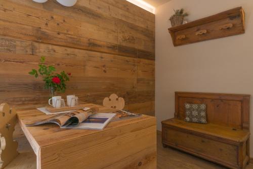 a room with a wooden wall with a wooden desk at Al Baitin - Charme & Nature - in Santa Caterina Valfurva