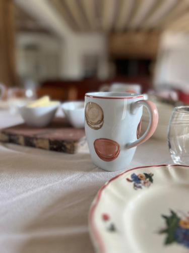 une tasse de café assise au-dessus d'une table dans l'établissement Lodges de la Ferme de la Chaise, à Saint-Antonin-de-Sommaire