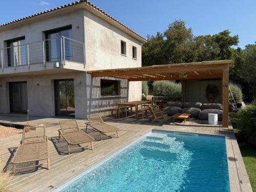 une villa avec piscine devant une maison dans l'établissement Santa Giulia Camara - Lecci Lodge, à Lecci