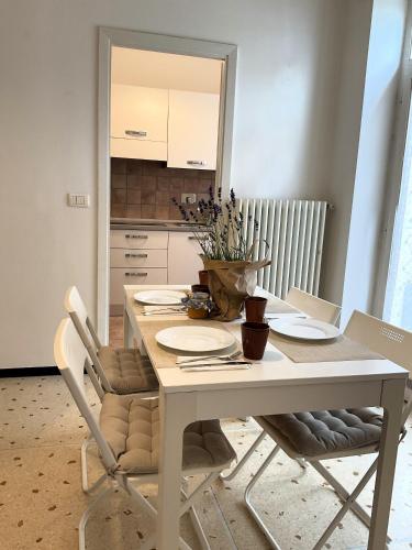 a white table with two chairs and a white kitchen at Cà di Scirocco in Varigotti