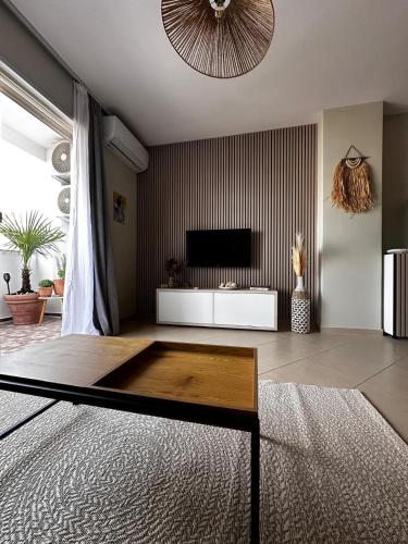 เตียงในห้องที่ Palms Apartment