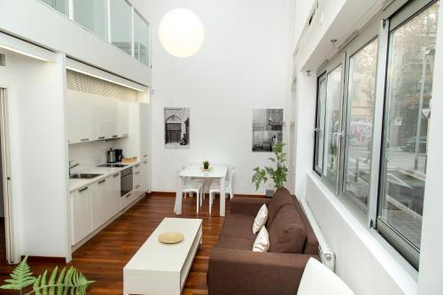 バルセロナにあるGlasir Apartments Barcelonaのリビングルーム(ソファ、テーブル付)
