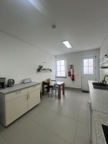 Küche/Küchenzeile in der Unterkunft Casa da Joana T2 no Centro Histórico de Angra