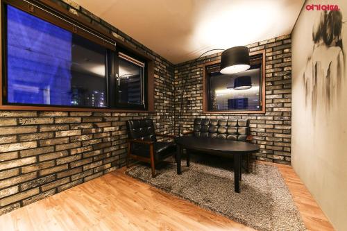 a room with a table and chairs and a tv at Yeongdeungpo Station New York Hotel in Seoul