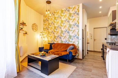 un salon avec un canapé et une table dans l'établissement Appartements proche de la gare, à Narbonne
