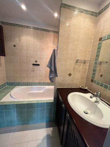 une salle de bain avec une baignoire et un lavabo dans l'établissement Villa LAGON et GARRIGUE, à Saint-Maximin