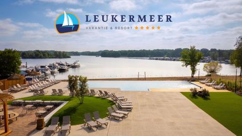 a view of the water at the levelliner marina and resort at Vakantiepark Leukermeer in Well