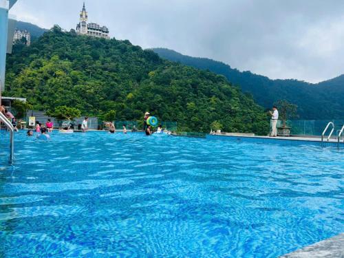 a large pool of blue water with people in it at An House, Farm & Trekking in Tam Ðảo