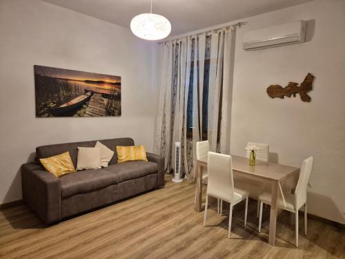 una sala de estar con un sofá y una mesa en Casa Argentina, en Capoliveri