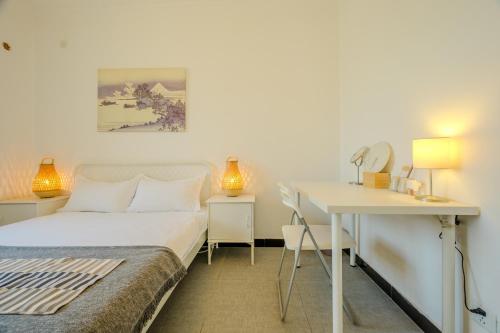 a bedroom with a bed and a desk and a table at Gongxi Home Plus Bell Tower Big Wild Goose Pagoda Tangcheng Terra Cotta Warriors6 metro away from Xian North Railway Station 3 minutes walk to Line 2 100 inch projection free trial service in Xi'an