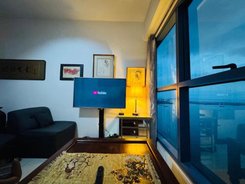 Una televisión o centro de entretenimiento en 康宿 晴窗居 Bright Window Room