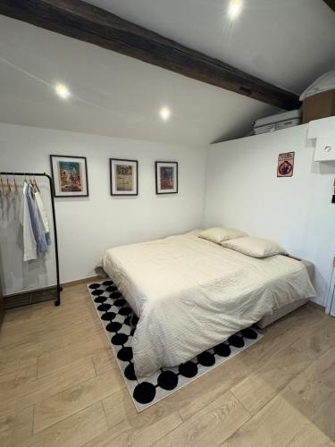 - une chambre avec un lit doté d'un tapis noir et blanc dans l'établissement Studio Cannes, near Croisette, à Cannes