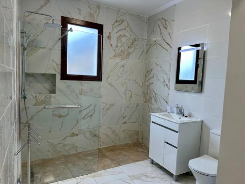 a bathroom with a shower and a toilet and a sink at Anita & Leonel's House B in Gaula