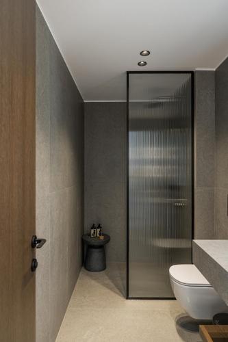 Ένα μπάνιο στο Thelèsi Apartments, 100m from the beach