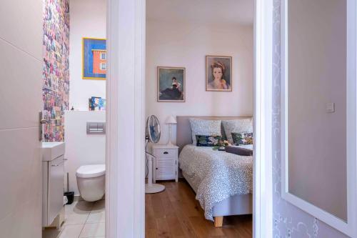 une petite chambre avec un lit et des toilettes dans l'établissement Beautiful Provencal apartment, fully equipped, beach 300m away - FONTAINE 3, à Nice