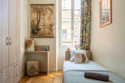 une petite chambre avec deux lits et une fenêtre dans l'établissement Beautiful Provencal apartment, fully equipped, beach 300m away - FONTAINE 3, à Nice