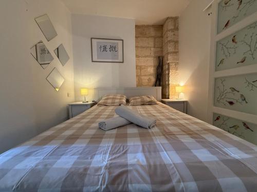 Cette chambre comprend un grand lit et 2 tables. dans l'établissement Au Carmes 1D joli T2 meublé et wifi, à Avignon