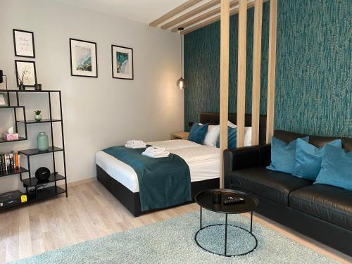 a small room with a bed and a couch at Nekem Füred in Balatonfüred