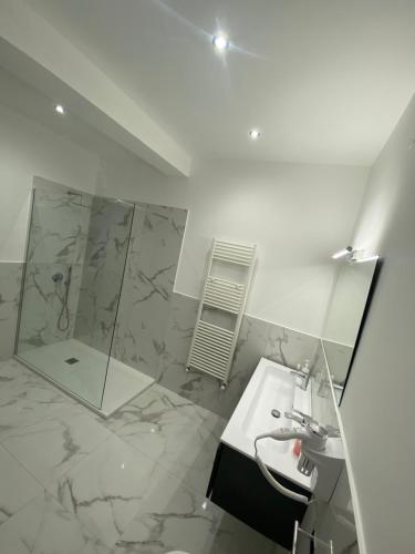 Bilik mandi di Palermo Flowers Suites