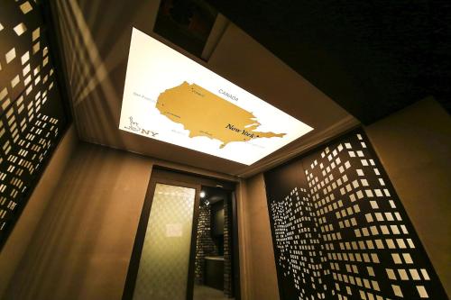 a sign on the ceiling of a bathroom at Yeongdeungpo Station New York Hotel in Seoul