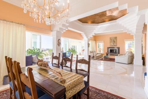 Traumhaft schöne Villa mit Pool und Meerblick