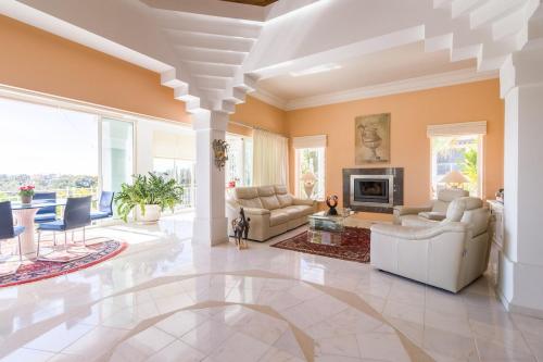 Traumhaft schöne Villa mit Pool und Meerblick