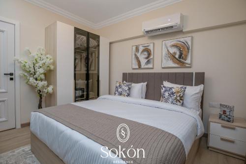 Кровать или кровати в номере Sokon Residence - New Cairo - El Rehab