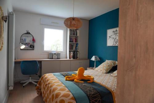 une chambre avec un lit avec un animal en peluche dessus dans l'établissement Beautiful apartment with sea and garden view, à Perros-Guirec