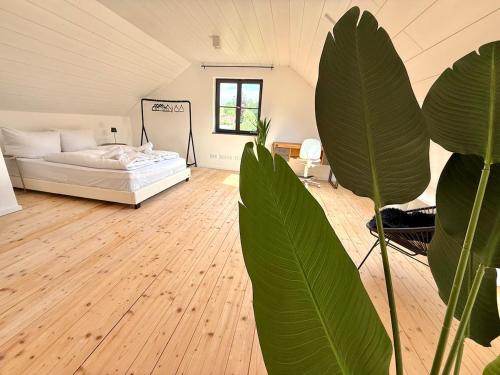 Ένα ή περισσότερα κρεβάτια σε δωμάτιο στο Großzügiges Allgäu Loft - Maisonette Style