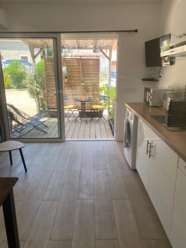 cocina abierta con vistas a un patio en Muratello Appart 1, en Porto Vecchio