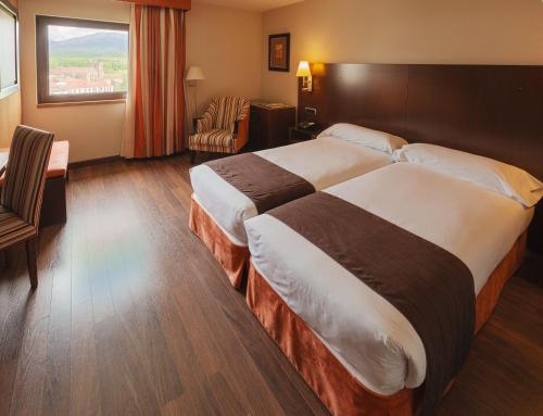 Ένα ή περισσότερα κρεβάτια σε δωμάτιο στο Hospedium Hotel Mirador de Gredos