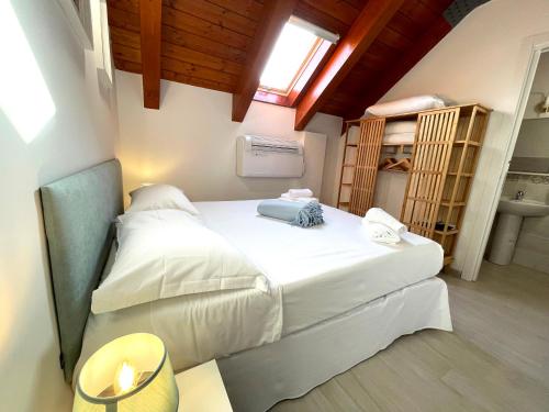 ein Schlafzimmer mit einem großen weißen Bett mit einem Fenster in der Unterkunft EDRI Punta Tresino a Castellabate in Santa Maria di Castellabate