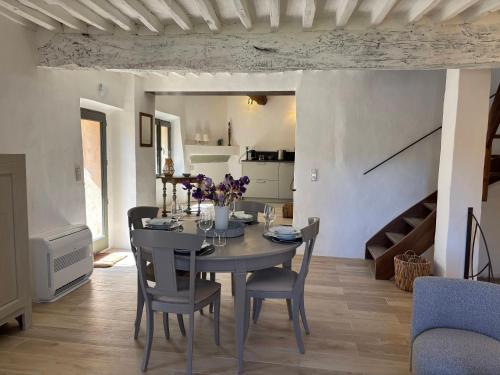 une salle à manger avec une table et des chaises dans une pièce dans l'établissement Montmerle, à Rustrel