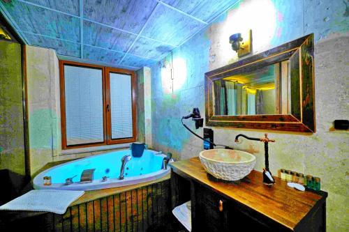 un baño con bañera y lavabo en Valley Inn Cappadocia, en Nevşehir