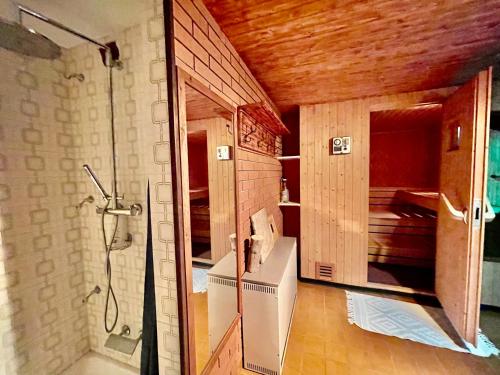 Koupelna v ubytování Zen serenity sauna & spa retreat - happy go lucky