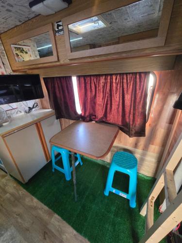 Kuchyň nebo kuchyňský kout v ubytování Autocaravana para pasar la noche
