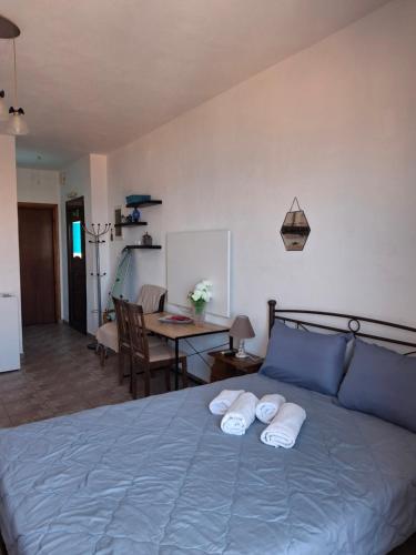 a bedroom with a blue bed with two pillows at Vista del mare 3 in Agios Ioannis Kaspaka