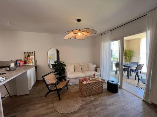 un salon avec un canapé et une table dans l'établissement Appartement neuf, proche des plages et centre ville, à Saint-Florent