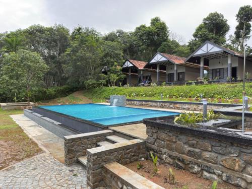an image of a swimming pool at a resort at Meghamalhar in Mānantoddy