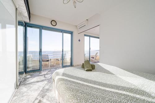 une chambre avec un grand lit avec vue sur l'océan dans l'établissement Juan les pins, premium, sea view, sleeps 6, à Juan-les-Pins