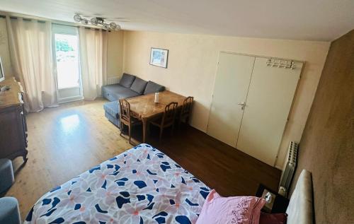 un salon avec un canapé et une table dans l'établissement Chambre spacieuse, à Montmagny