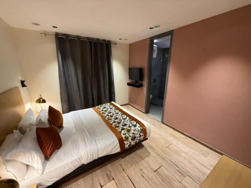 Ένα ή περισσότερα κρεβάτια σε δωμάτιο στο Hotel Grand Arcasia Dilshad Garden